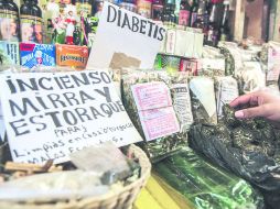 Yerbería en el Mercado Libertad. Este tipo de puestos ofrece todo tipo de plantas que prometen la cura de muchas enfermedades. EL INFORMADOR / F. Atilano