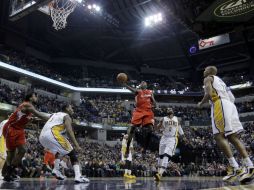 Jamal Crawford supera la marca de C.J. Miles para realizar un enceste en la victoria de los Clippers. AP / D. Cummings