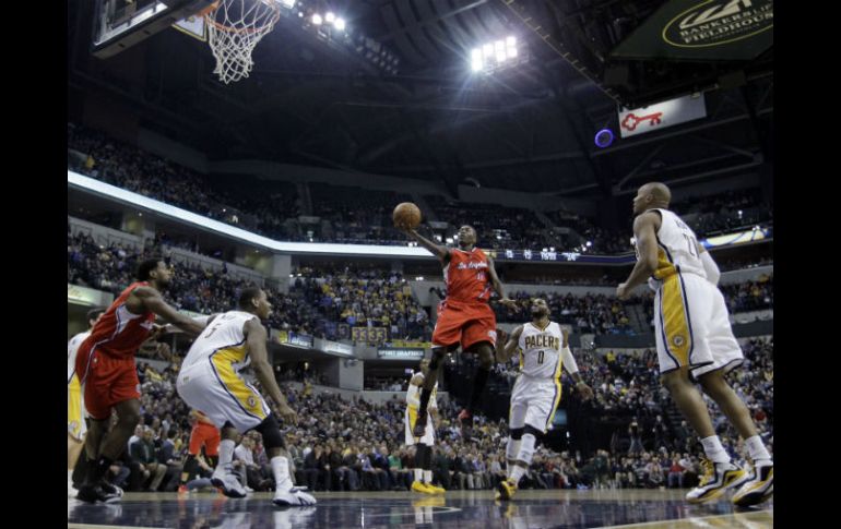 Jamal Crawford supera la marca de C.J. Miles para realizar un enceste en la victoria de los Clippers. AP / D. Cummings