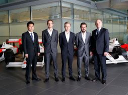 Jenson Button, Kevin Magnussen y Fernando Alonso durante la presentación en la fábrica de Woking. TWITTER /  @McLarenF1