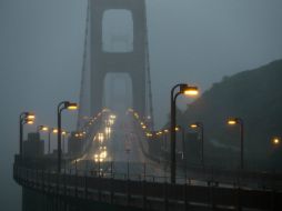 Fuertes ráfagas azotan el puente Golden Gate Bridge y olas altas golpeaban la costa. AP / E. Risberg