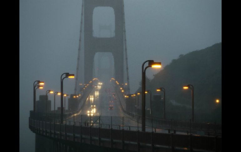 Fuertes ráfagas azotan el puente Golden Gate Bridge y olas altas golpeaban la costa. AP / E. Risberg