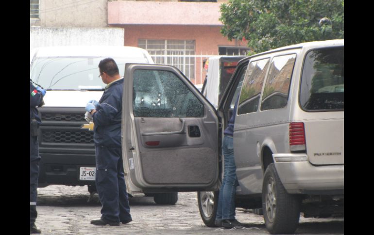 Al sitio arriba personal de Ciencias Forenses y de la Fiscalía para levantar indicios del homicidio y los motivos de los delincuentes. EL INFORMADOR /