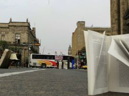 Los manifestantes colocaron algunos objetos como libros y colchones sobre la avenida. EL INFORMADOR / M. Vargas