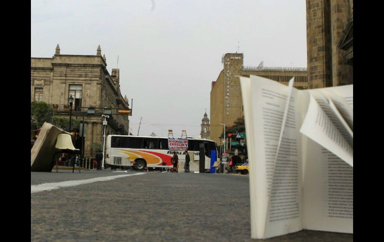 Los manifestantes colocaron algunos objetos como libros y colchones sobre la avenida. EL INFORMADOR / M. Vargas