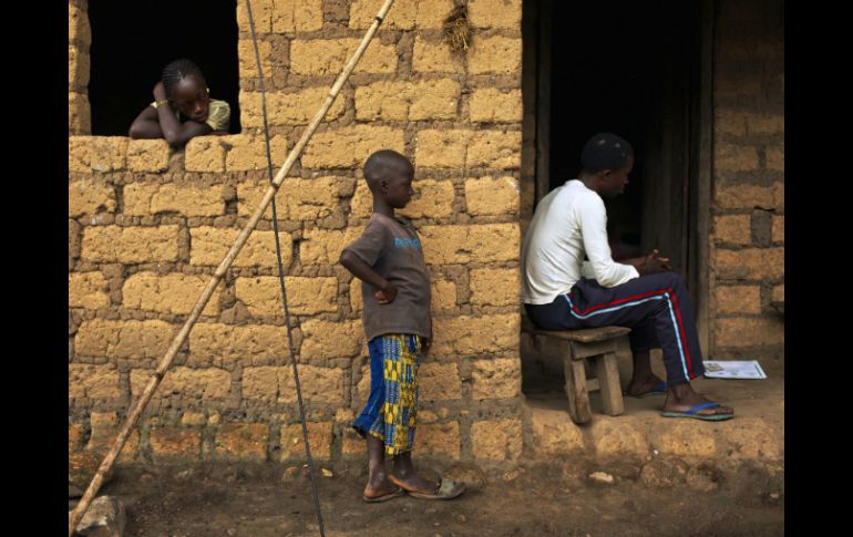 Sierra Leona tiene al menos siete mil 897 casos de ébola, de los cuales mil 742 personas han muerto. AP / J. Delay