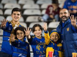 Aficionados de Tigres llegan al Estadio Universitario para apoyar a su equipo. MEXSPORT / J. Martínez