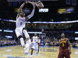 Russell Westbrook clava la pelota en el aro. Fue el jugador que logró más puntos anoche con 26. AP / S. Ogrocki