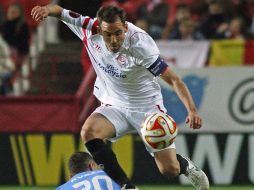 El Sevilla, de la mano de su capitán Fernando Navarro (foto), encabeza a los equipos españoles en la Europa League. EFE / P. García