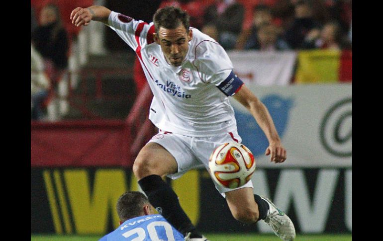 El Sevilla, de la mano de su capitán Fernando Navarro (foto), encabeza a los equipos españoles en la Europa League. EFE / P. García