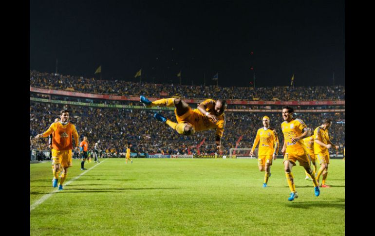 El ecuatoriano Joffre Guerrón celebró así tras anotar el único gol ayer en el 'Volcán', que enloqueció con la victoria regiomontana. MEXSPORT / J. Martínez