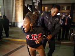 Una mujer a punto de ser arrestada en Nueva York viste una camiseta de Delta Sigma Theta. AP /