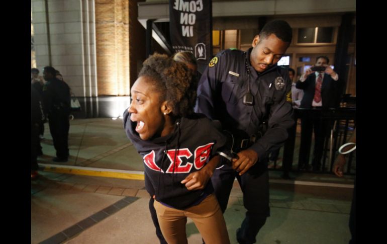 Una mujer a punto de ser arrestada en Nueva York viste una camiseta de Delta Sigma Theta. AP /