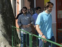 Aprovechan su libertad cuando logran eludir el cerco de decenas de periodistas apostados frente a su nueva residencia. AFP / M. Goldman