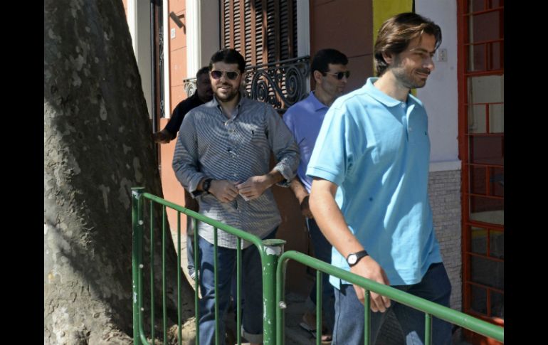 Aprovechan su libertad cuando logran eludir el cerco de decenas de periodistas apostados frente a su nueva residencia. AFP / M. Goldman