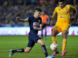 José Rivas (d) de Tigres, disputa el balón con O. Peralta del América durante el partido de ida de la final del Torneo Apertura 2014. EFE / M. Sierra