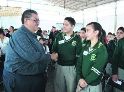 Acto oficial. El mobiliario será destinado a preescolares, primarias y secundarias públicas. ESPECIAL /