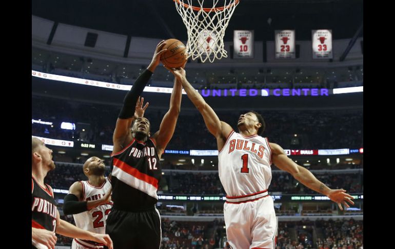 Derrick Rose (d) de Toros ante LaMarcus Aldridge (c) de Blazers durante el juego de ayer en Chicago. EFE / K. Krzaczynski