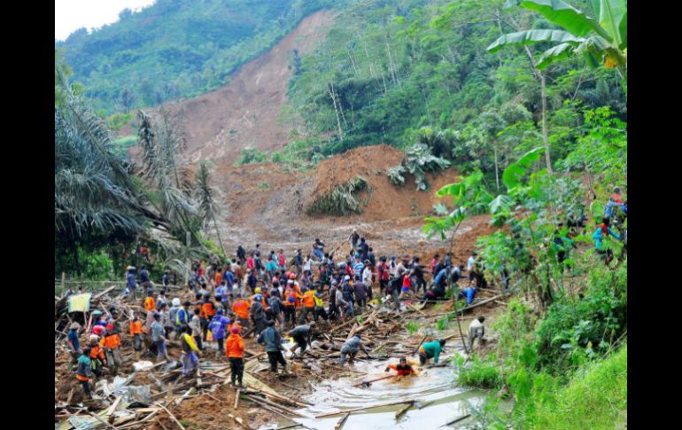 Lodo y mal tiempo dificultan las operaciones de rescate. EFE /  H. Nugraha