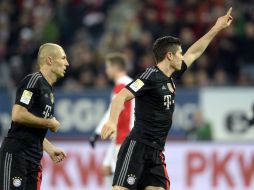 Con dos tantos de Robben (i), uno de Lewandowski (d) y uno más de Mehdi Benatia, el Bayern golea al Augsburgo. AFP / C. Stache