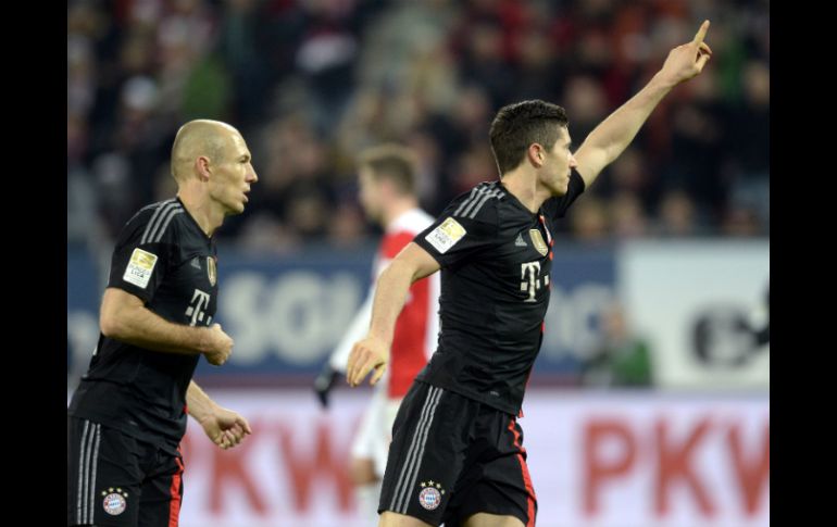 Con dos tantos de Robben (i), uno de Lewandowski (d) y uno más de Mehdi Benatia, el Bayern golea al Augsburgo. AFP / C. Stache