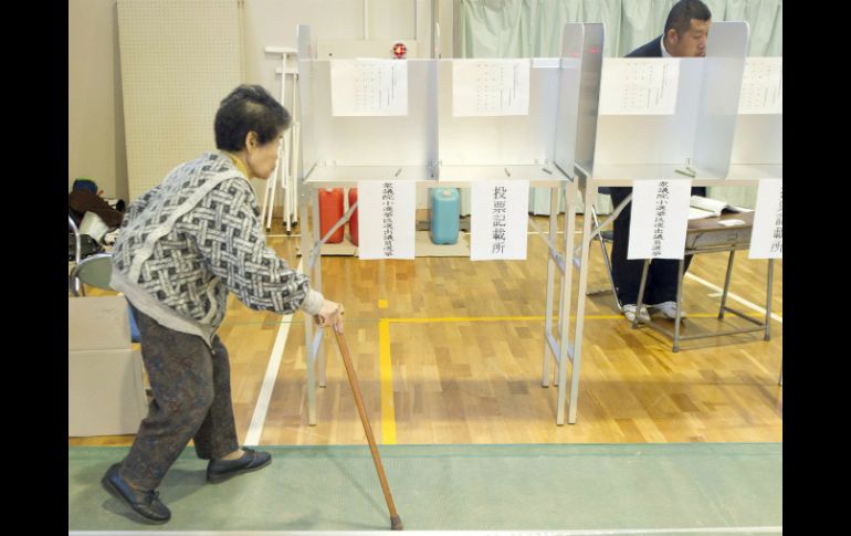 Un votante anciano entra en un centro de votación para las elecciones generales en la ciudad de Isumi, Japón. AFP / E. Kennedy Brown