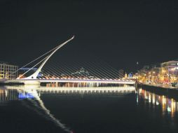 Los puentes que se pueden encontrar a la orilla del Río Liffey dan la identidad cosmopolita a la ciudad. ESPECIAL / WIKIMEDIA.ORG