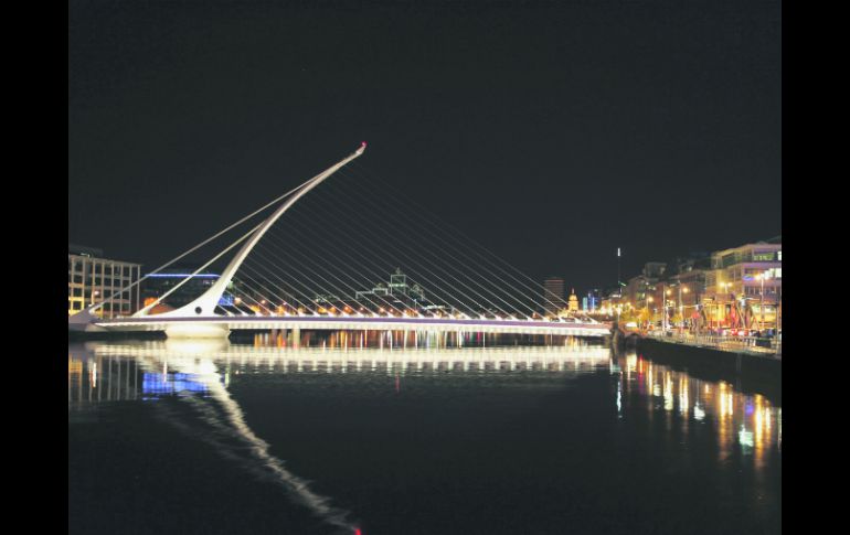 Los puentes que se pueden encontrar a la orilla del Río Liffey dan la identidad cosmopolita a la ciudad. ESPECIAL / WIKIMEDIA.ORG