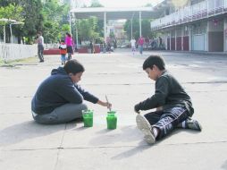 Lagos de Oriente. Alumnos de la escuela primaria Quetzalcóatl colaboran con trabajos de pintura. ESPECIAL  /