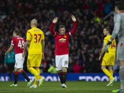 Wayne Rooney (c) abre el marcador para el ManU a los 12 minutos; a ese se suman un tanto de Juan Mata y uno de Van Persie. AP / J. Super