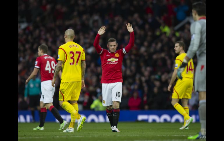 Wayne Rooney (c) abre el marcador para el ManU a los 12 minutos; a ese se suman un tanto de Juan Mata y uno de Van Persie. AP / J. Super