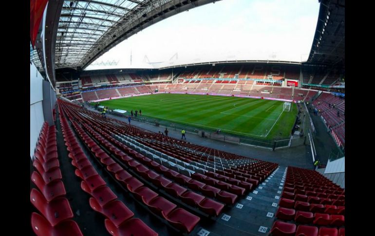 Este fue el escenario que vio el choque entre los dos jugadores nacionales. TWITTER / @fctwente