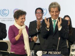 Manuel Pulgar Vidal y Christiana Figueres aplauden tras la aprobación de 'el llamado de Lima para la acción climática'. EFE /