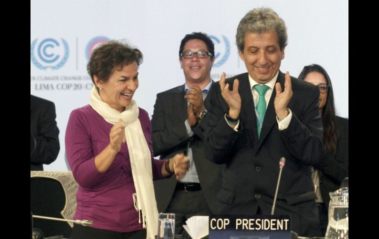 Manuel Pulgar Vidal y Christiana Figueres aplauden tras la aprobación de 'el llamado de Lima para la acción climática'. EFE /