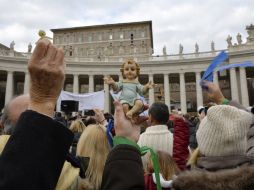 Unas 50 mil personas llevaron sus estatuillas para hacerlas bendecir por el líder católico. AFP / A. Solaro