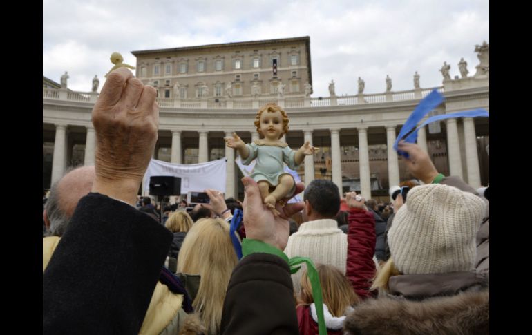 Unas 50 mil personas llevaron sus estatuillas para hacerlas bendecir por el líder católico. AFP / A. Solaro