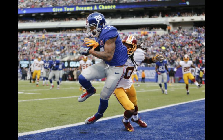 Eli Manning lanzó tres pases de anotación al novato Odell Beckham Jr. AP / J. Cortez