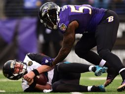 Terrell Suggs derriba al novato Blake Bortles, quien fue capturado en ocho ocasiones. AFP / P. Smith