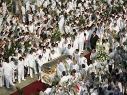 Vestidos de blanco y rezando plegarias en todo momento, los fieles honraron al líder de esta iglesia. EL INFORMADOR / J. Mendoza