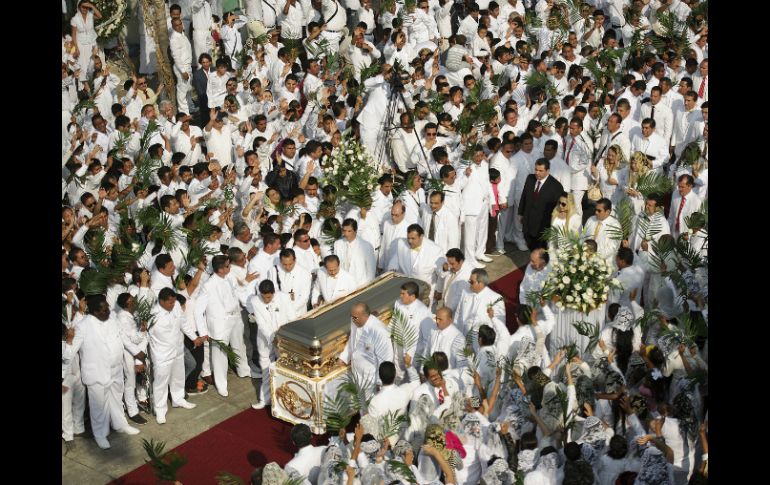 Vestidos de blanco y rezando plegarias en todo momento, los fieles honraron al líder de esta iglesia. EL INFORMADOR / J. Mendoza