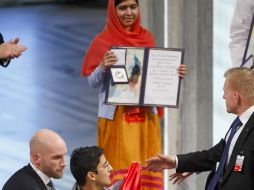 Cortés irrumpió en la  ceremonia del Premio Nobel de la Paz al momento que Malala Yousafzai recibía el galardón. AP / ARCHIVO