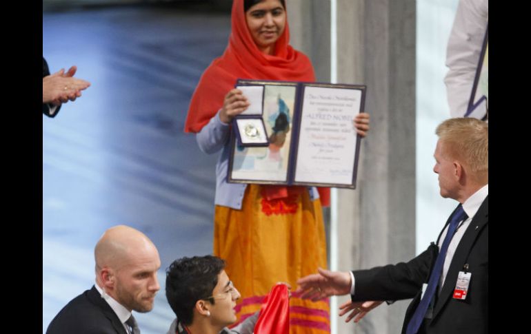 Cortés irrumpió en la  ceremonia del Premio Nobel de la Paz al momento que Malala Yousafzai recibía el galardón. AP / ARCHIVO