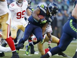 Marshawn Lynch corre para 91 yardas y un touchdown, anota al conducir el balón cuatro yardas en el tercer cuarto. AP / J. Froschauer