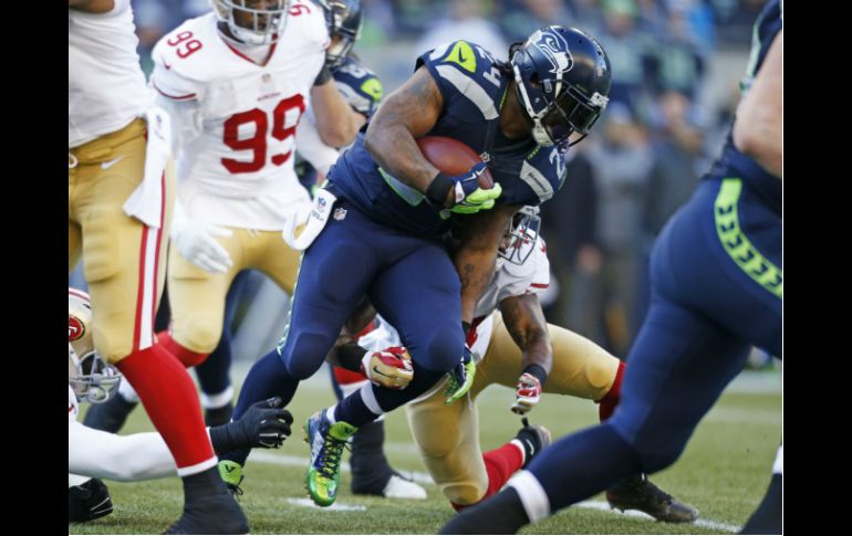 Marshawn Lynch corre para 91 yardas y un touchdown, anota al conducir el balón cuatro yardas en el tercer cuarto. AP / J. Froschauer