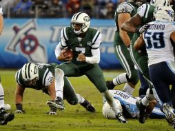 Geno Smith, con el número siete, pasa para 179 yardas y un touchdown. AFP / F. Breedon