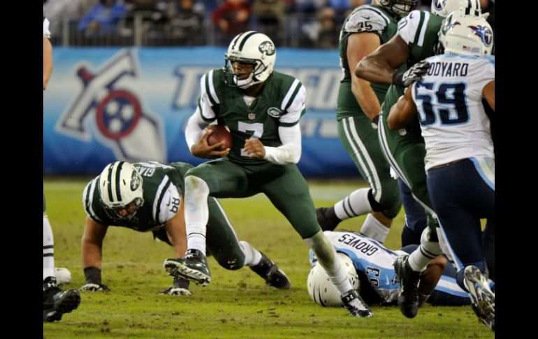 Geno Smith, con el número siete, pasa para 179 yardas y un touchdown. AFP / F. Breedon