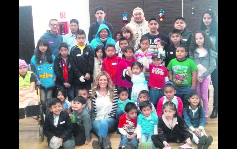 Felicidad. La actriz compartió con niños y grandes la alegría del espíritu navideño. SUN /