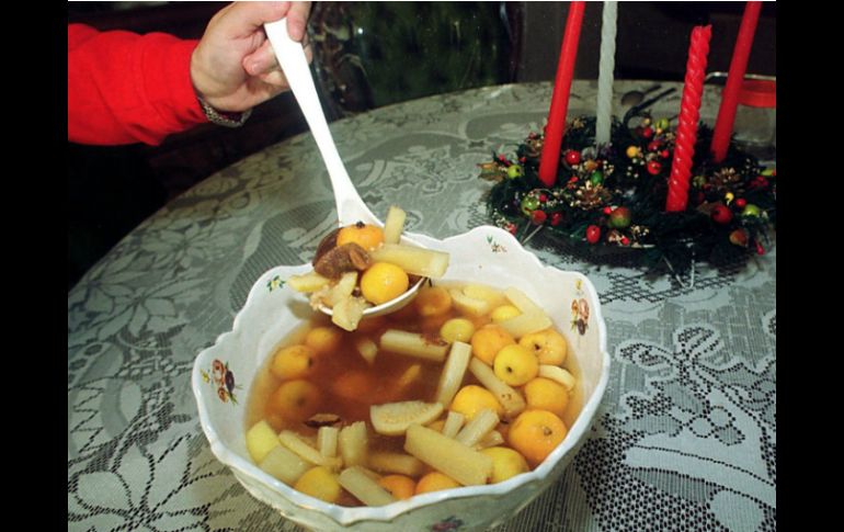 Dentro de las bebidas tradicionales de la temporada se encuentra el ponche de frutas de diversos colores y sabores. NTX / ARCHIVO