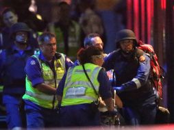 Elementos de seguridad trasladan a uno de los heridos a una ambulancia. AP / R. Griffith