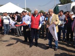 El secretario de Infraestructura y Obra Pública, Roberto Dávalos López e Ismael del Toro dan banderazo inicial a las obras. TWITTER / @SIOPJal